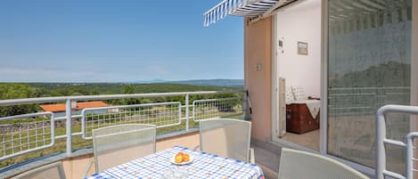 Familienapartment, Mehrere Schlafzimmer (Peaceful Retreat With Terrace 2) | Terrasse/Patio