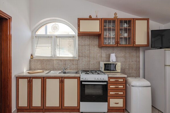 Apartament familiar, diversos dormitoris (Peaceful Retreat With Terrace 2) | Cuina privada | Frigorífic, microones, forn i placa de cuina 