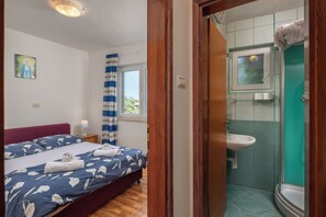 Appartement familial, 1 chambre, four à micro-ondes (Peaceful Retreat With Terrace 1) | Salle de bain