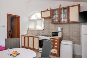 Family Apartment, 1 Bedroom, Microwave (Peaceful Retreat With Terrace 2) | Private kitchen