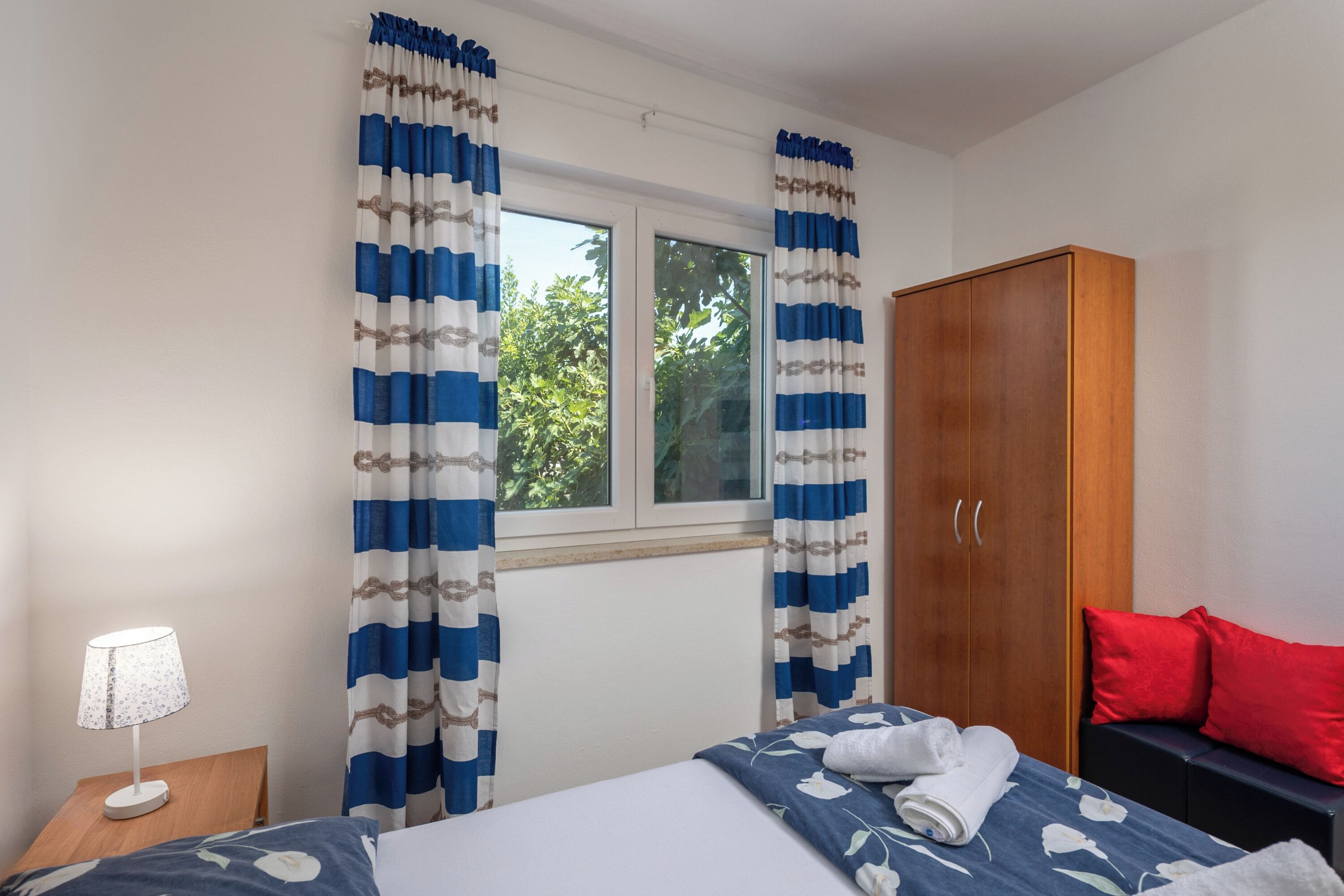 Familienapartment, Mehrere Schlafzimmer (Peaceful Retreat With Terrace 1) | 1 Schlafzimmer, Bügeleisen/Bügelbrett, kostenloses WLAN, Bettwäsche