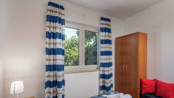 Familienapartment, Mehrere Schlafzimmer (Peaceful Retreat With Terrace 1) | 1 Schlafzimmer, Bügeleisen/Bügelbrett, kostenloses WLAN, Bettwäsche