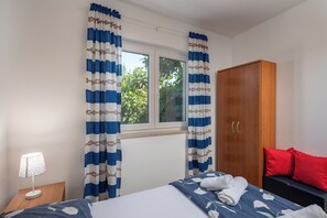 Appartement Familial, plusieurs chambres (Peaceful Retreat With Terrace 1) | 1 chambre, fer et planche à repasser, Wi-Fi gratuit, draps fournis