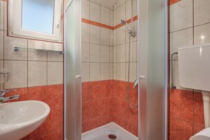 Apartament familiar, diversos dormitoris (Peaceful Retreat With Terrace 2) | Bany | Dutxa, assecador de cabells, tovalloles i sabó 