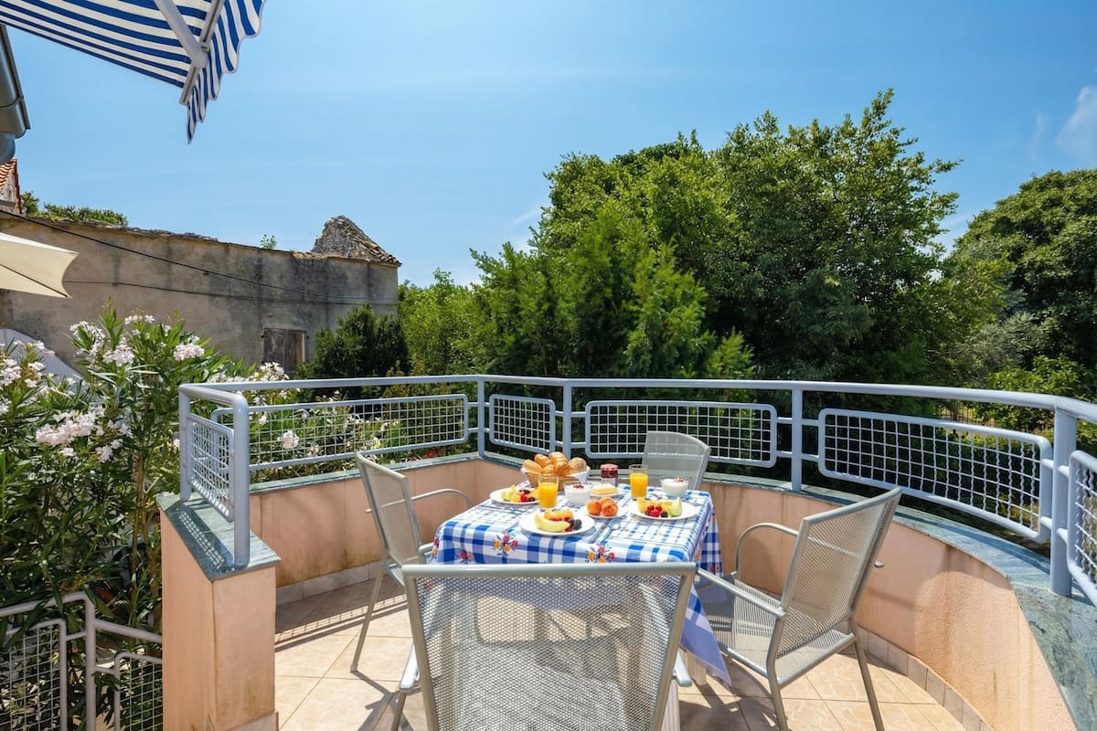 Familienapartment, 1 Schlafzimmer, Mikrowelle (Peaceful Retreat With Terrace 2) | Terrasse/Patio