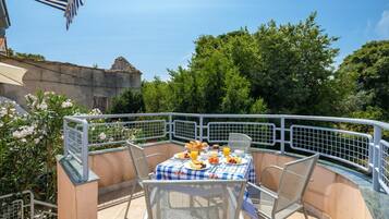Family Apartment, Multiple Bedrooms (Peaceful Retreat With Terrace 2) | Terrace/patio