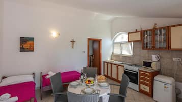 Family Apartment, 1 Bedroom, Microwave (Peaceful Retreat With Terrace 2) | Interior