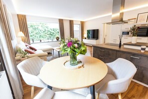 Dining - SmartFewo: Suite | Central | Terrace | Parking (Bad Zwischenahn)