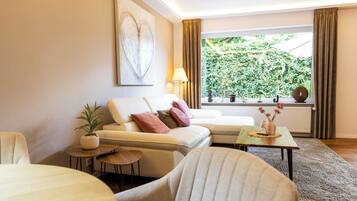 Fernseher, Bücher, Stereoanlage