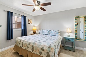 1 bedroom, WiFi, bed sheets - Waterfront Gem - Beautiful 1BR/1BA Condo with Breathtaking Bay Views (Rockport)