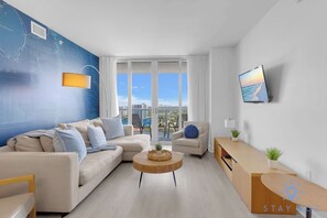 TV, offices - Spectacular 1BR Apt w/Private Balcony, pool & Gym (Hallandale Beach)