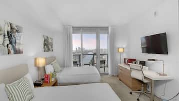 Escritorio, tabla de planchar con plancha, cuna de viaje y wifi