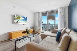 TV - 1 BR Apartment with Pool & Gym (Hallandale Beach)