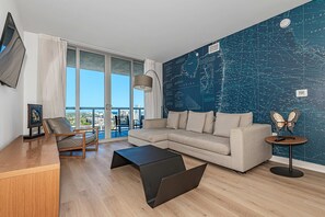 TV - Modern Resort with Amazing Pool (Hallandale Beach)