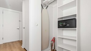 Ein Zimmer mit einer weißen Tür, einem weißen Regal und einem weißen Heizkörper.