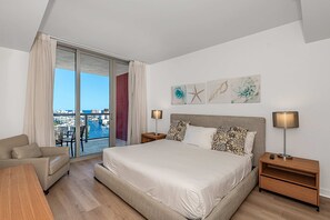 2 chambres, bureau, fer et planche à repasser, lit de bébé portatif