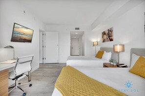 Desk, iron/ironing board, travel cot, WiFi - Cozy Studio with Balcony- Near Beach (Hallandale Beach)