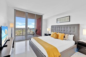 2 bedrooms, desk, iron/ironing board, travel cot - Incredible Views & Top Amenities (Hallandale Beach)