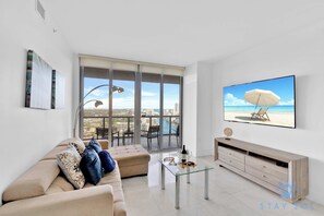 TV, offices - Stylish - Incredible Views & Top Amenities (Hallandale Beach)
