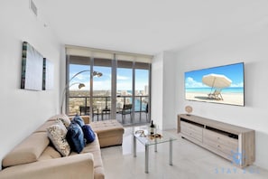 TV, offices - Stylish - Incredible Views & Top Amenities (Hallandale Beach)