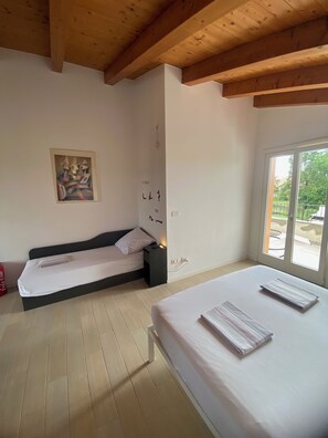 2 chambres, fer et planche à repasser, Wi-Fi, draps fournis