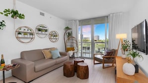Living area - 1BR Apartment with Balcony, Gym and Pool (Hallandale Beach)