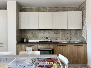 Fridge, oven, dishwasher, coffee/tea maker