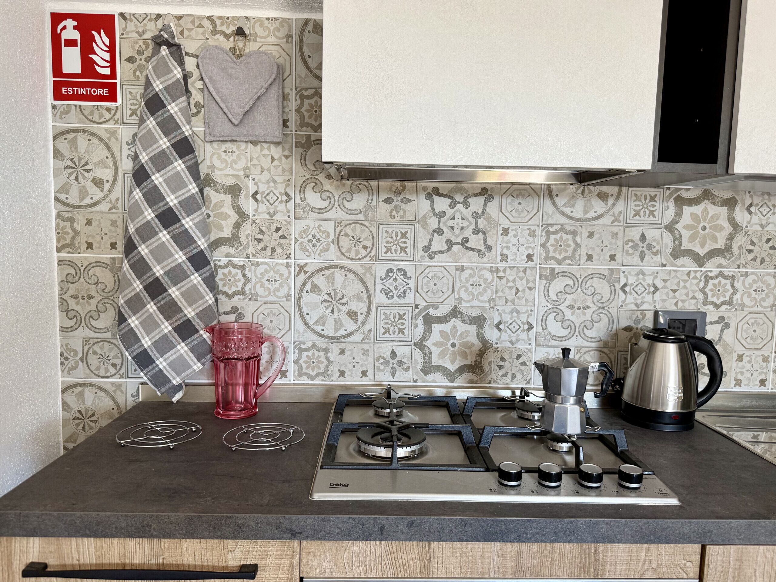 Fridge, oven, dishwasher, coffee/tea maker