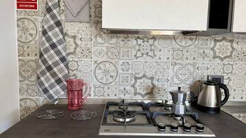 Fridge, oven, dishwasher, coffee/tea maker