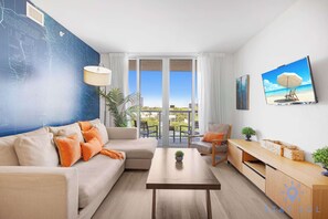 TV - Beautiful Apt w/ Private Balcony + Gym + Pool (Hallandale Beach)