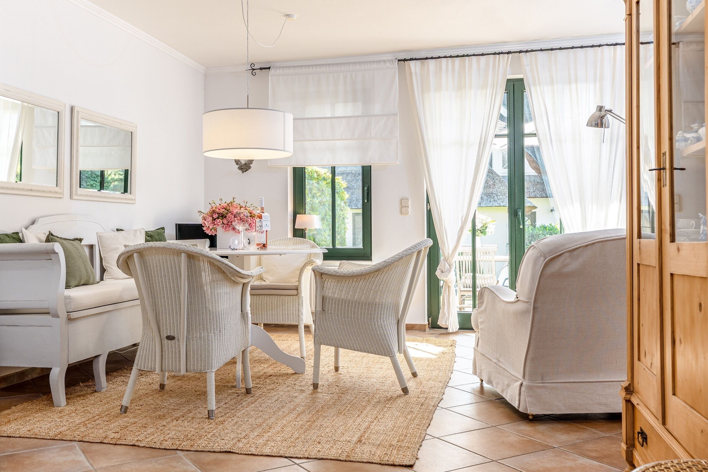 Fernseher, DVD-Player, Bücher, Stereoanlage