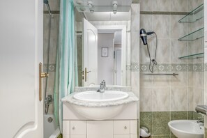 Douche, sèche-cheveux, serviettes fournies
