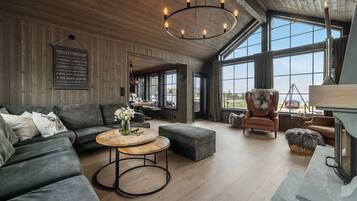 Cabin, 5 Bedrooms, Balcony, Mountain View | Living area
