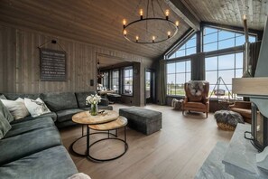 Ferienhütte, 5 Schlafzimmer, Balkon, Bergblick | Wohnbereich