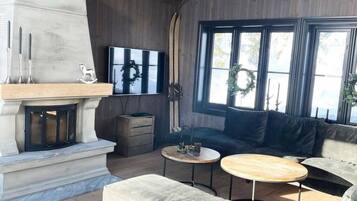 Cabin, 5 Bedrooms, Balcony, Mountain View | Living area