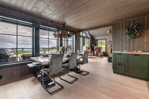 Ferienhütte, 5 Schlafzimmer, Balkon, Bergblick | Speisen