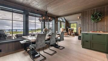 Cabin, 5 Bedrooms, Balcony, Mountain View | Dining