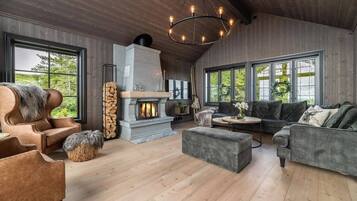Cabin, 5 Bedrooms, Balcony, Mountain View | Living area
