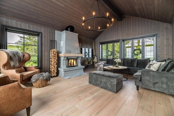 Chalet rustique, 5 chambres, balcon, vue sur la montagne | Aire de séjour