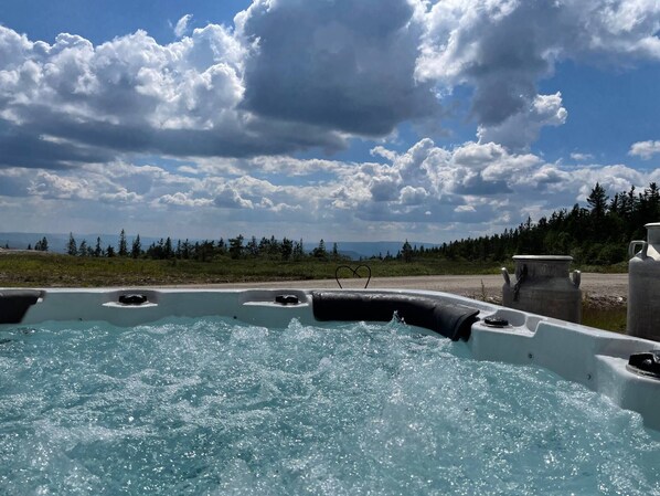 Cabane, 5 chambres, balcon, vue montagne | Bain à remous extérieur