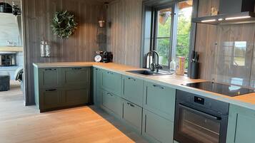 Cabin, 5 Bedrooms, Balcony, Mountain View | Interior