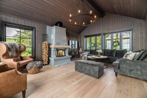 Ferienhütte, 5 Schlafzimmer, Balkon, Bergblick | Wohnbereich
