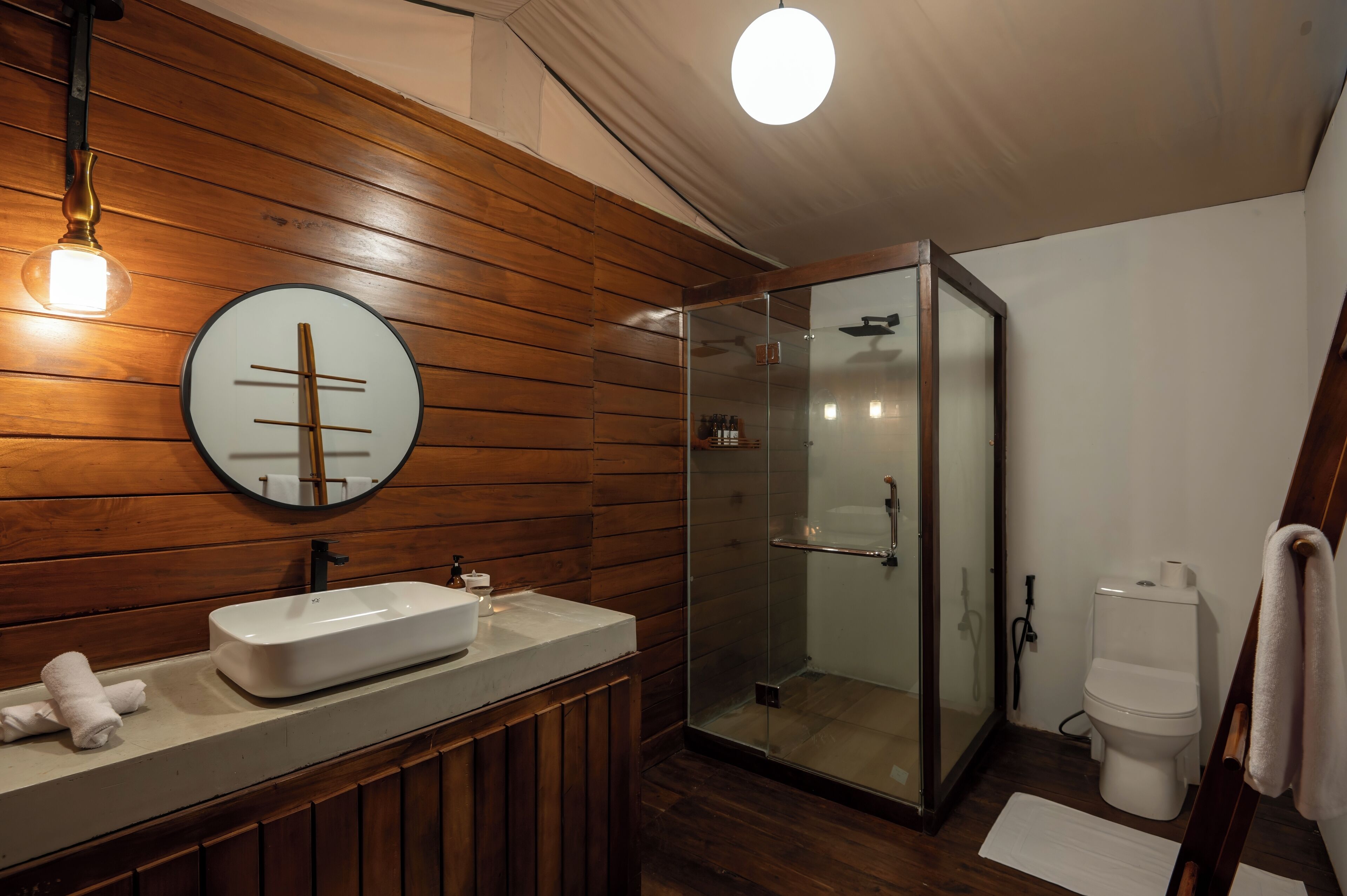 Deluxe-Zelt | Badezimmer | Dusche, kostenlose Toilettenartikel, Haartrockner, Bademäntel