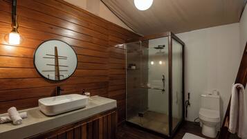 Deluxe-Zelt | Badezimmer | Dusche, kostenlose Toilettenartikel, Haartrockner, Bademäntel