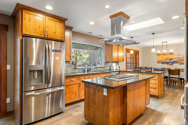 Kjøleskap, mikrobølgeovn, ovn og kokeplater