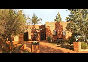 Exterior - Charming 2-bedroom bed & breakfast in Bloemfontein with AC. Private and secure. (Bloemfontein)