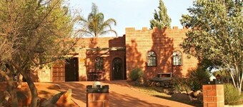 Charming 2-bedroom bed & breakfast in Bloemfontein with AC. Private and secure.