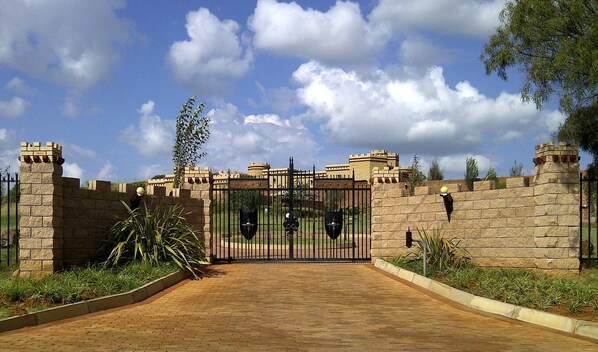 Property grounds - Charming 2-bedroom bed & breakfast in Bloemfontein with AC. Private and secure. (Bloemfontein)