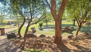 Property grounds - Charming 2-bedroom bed & breakfast in Bloemfontein with AC. Private and secure. (Bloemfontein)