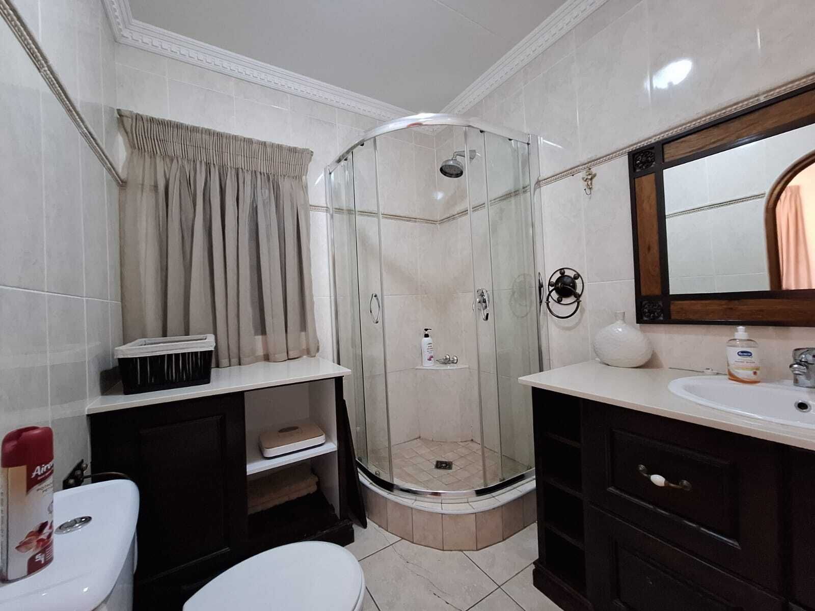 Haartrockner, Handtücher, Seife, Toilettenpapier